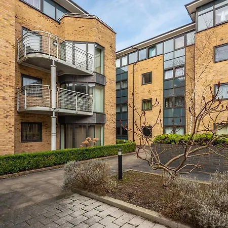 Spacious Sleek & Modern 7 Mins Walk To City Centre Apartment York