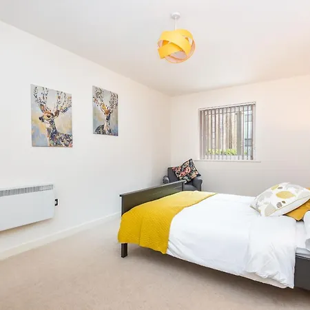 Apartment Spacious Sleek & Modern 7 Mins Walk To City Centre *