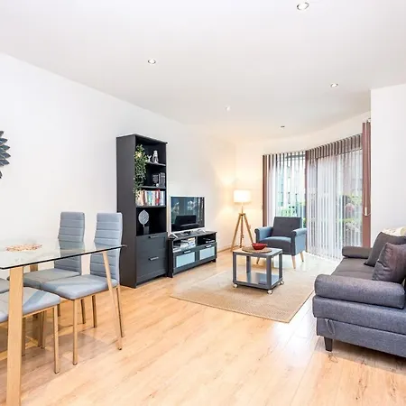 Spacious Sleek & Modern 7 Mins Walk To City Centre * York