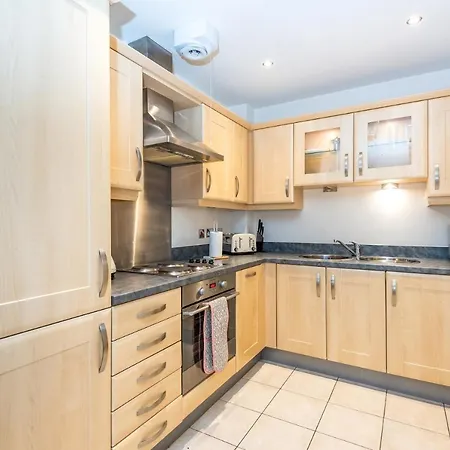 Spacious Sleek & Modern 7 Mins Walk To City Centre *