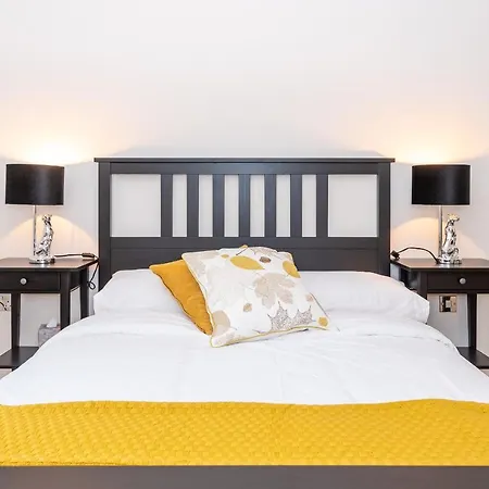 Spacious Sleek & Modern 7 Mins Walk To City Centre Apartment York