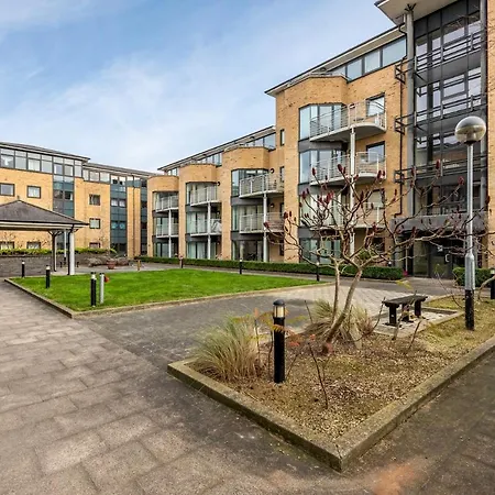 Spacious Sleek & Modern 7 Mins Walk To City Centre *