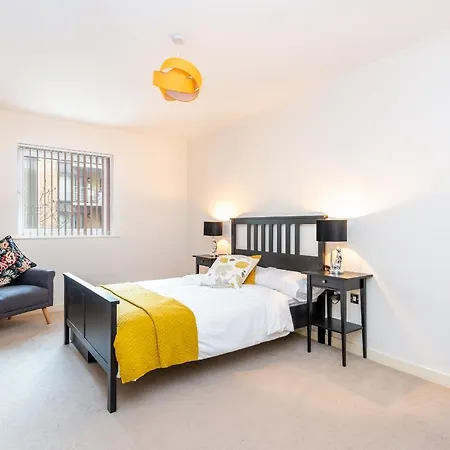 Apartment Spacious Sleek & Modern 7 Mins Walk To City Centre