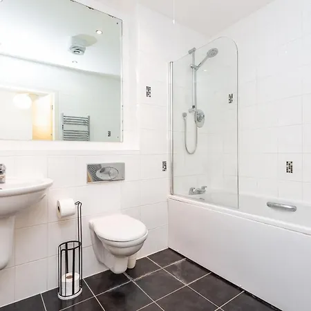Spacious Sleek & Modern 7 Mins Walk To City Centre *